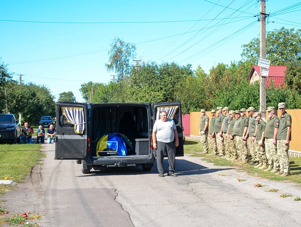 Вірний завжди - у Ставах провели в останню дорогу морського піхотинця Сергія Глобенка