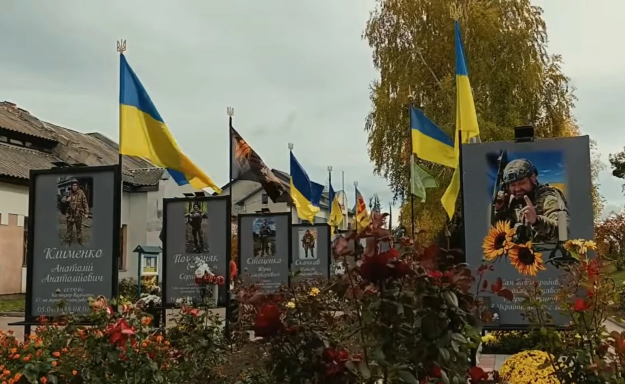 У Шандрі вшанували десятьох полеглих захисників у річницю відкриття Алеї слави