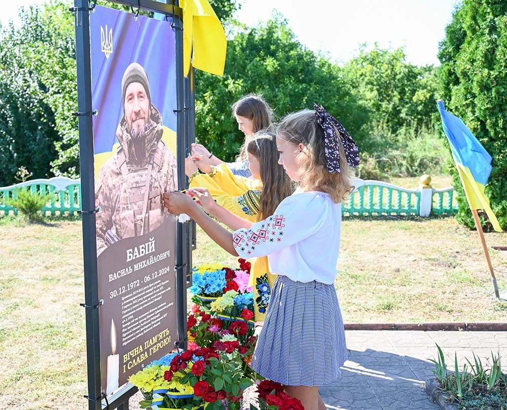 У Демівщині вшанували Героїв-земляків: відкрили Алею Слави та меморіальну дошку