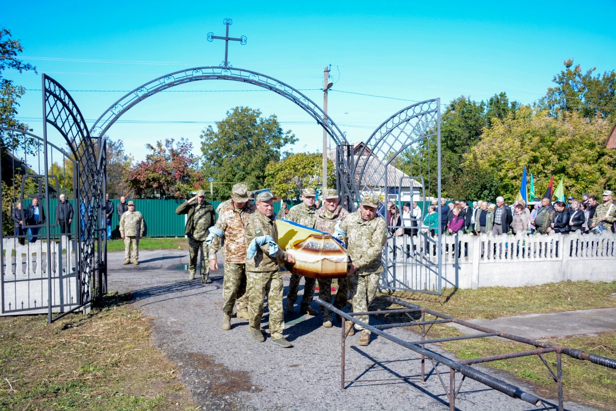 В Гороховому провели в останню путь воїна Віктора Дремлюгу - 16