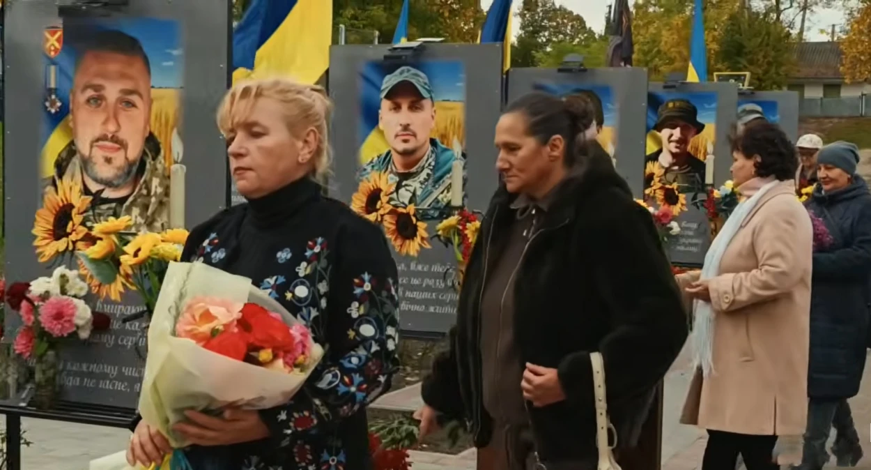 У Шандрі вшанували десятьох полеглих захисників у річницю відкриття Алеї слави