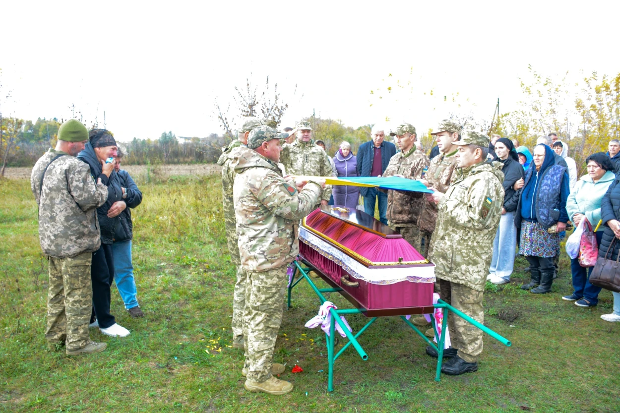 Один із перших став на шляху ворога - у Липовці поховали ветерана війни, волонтера Євгенія Аніщенка