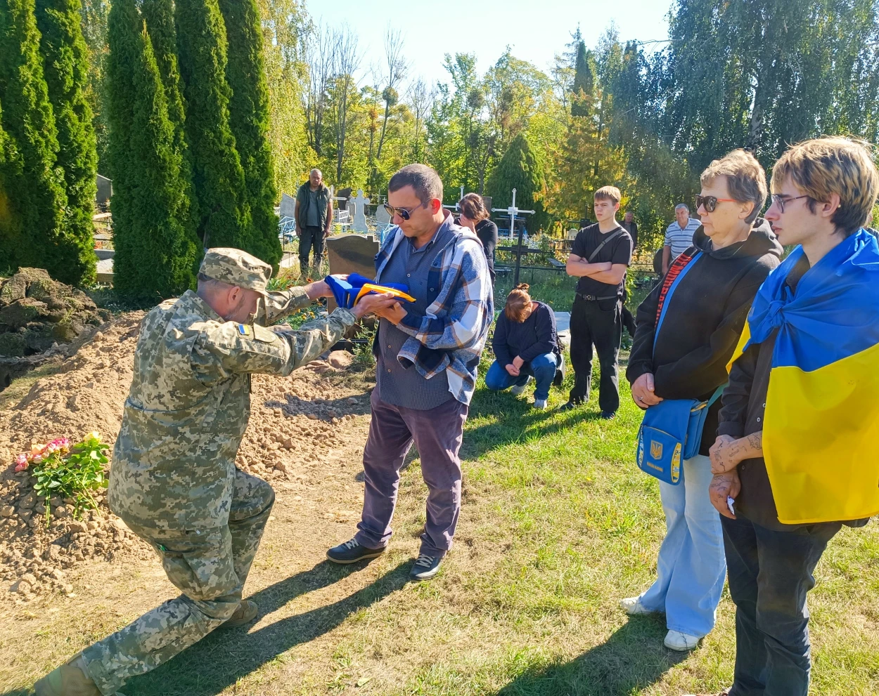 В Демівщині провели в останню дорогу воїна Сергія Дубовика - 16