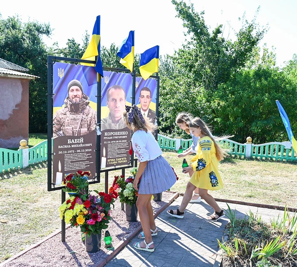 У Демівщині вшанували Героїв-земляків: відкрили Алею Слави та меморіальну дошку