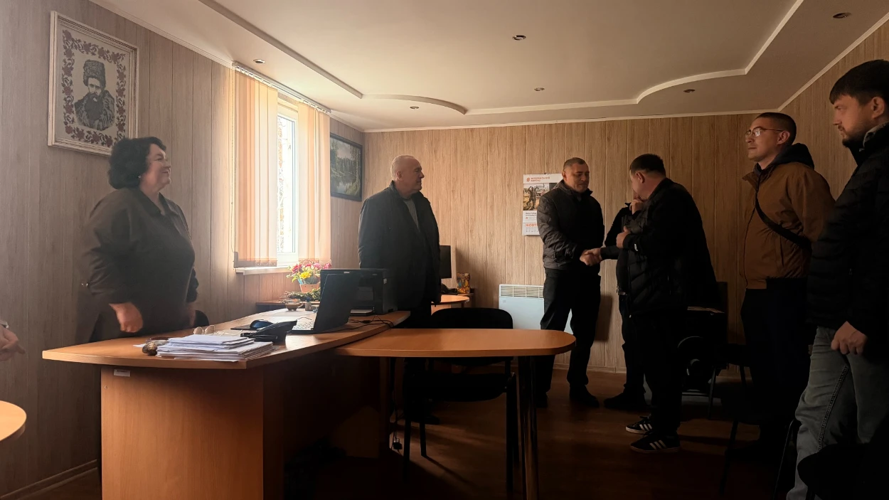 Під час представлення нової старости села Черняхова Світлани Безвербної. Присутні дякують колишньому старості Володимиру Безвербному за роботу