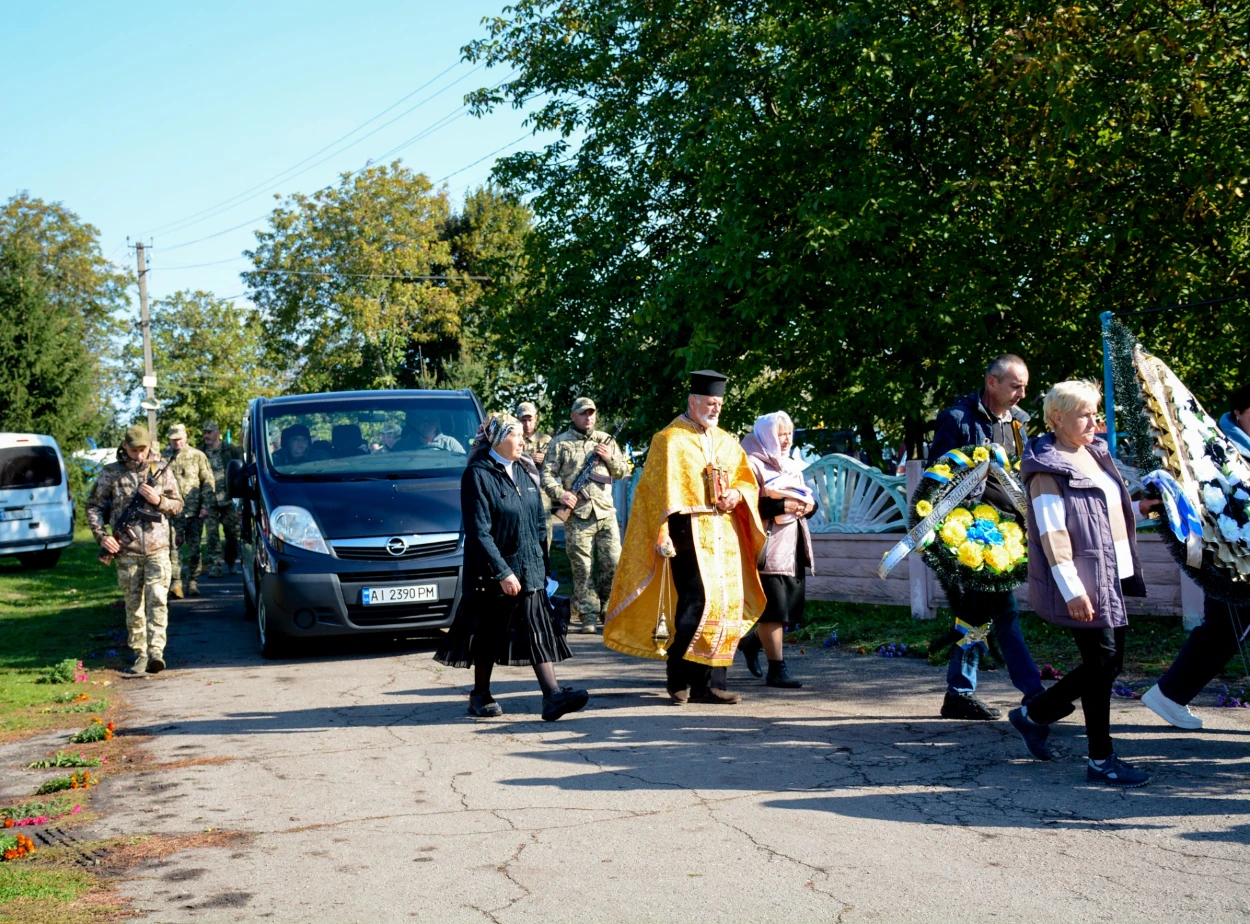 В Гороховому провели в останню путь воїна Віктора Дремлюгу - 15