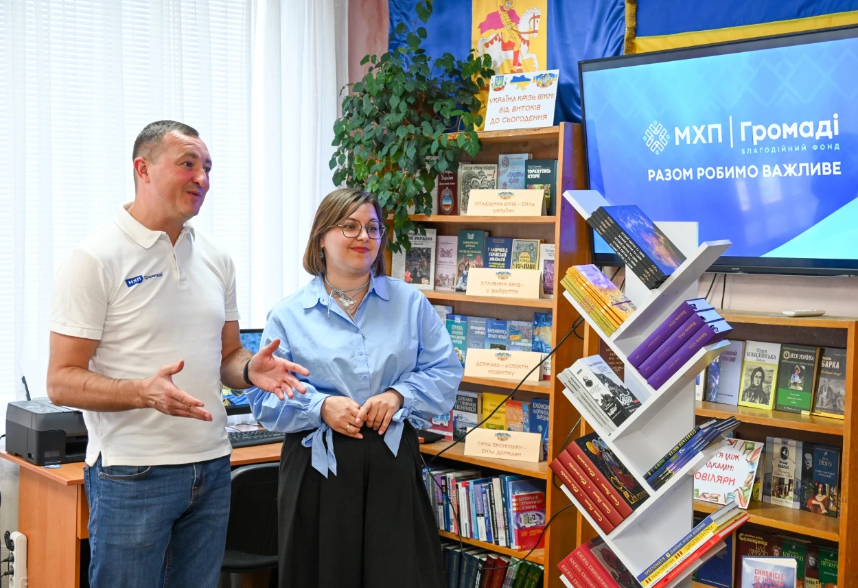 «Читаймо разом з МХП»: подарунки від благодійників Центральній бібліотеці в Кагарлику