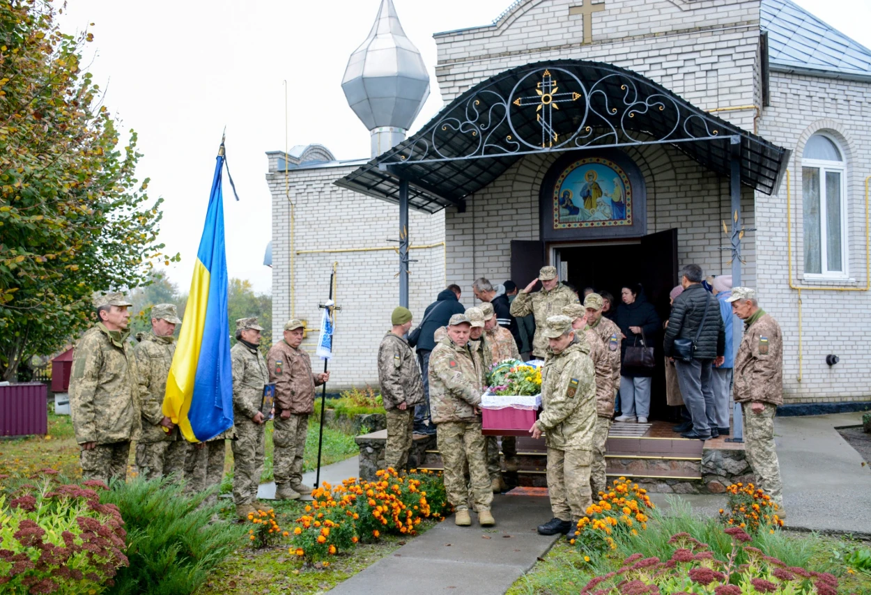 Один із перших став на шляху ворога - у Липовці поховали ветерана війни, волонтера Євгенія Аніщенка