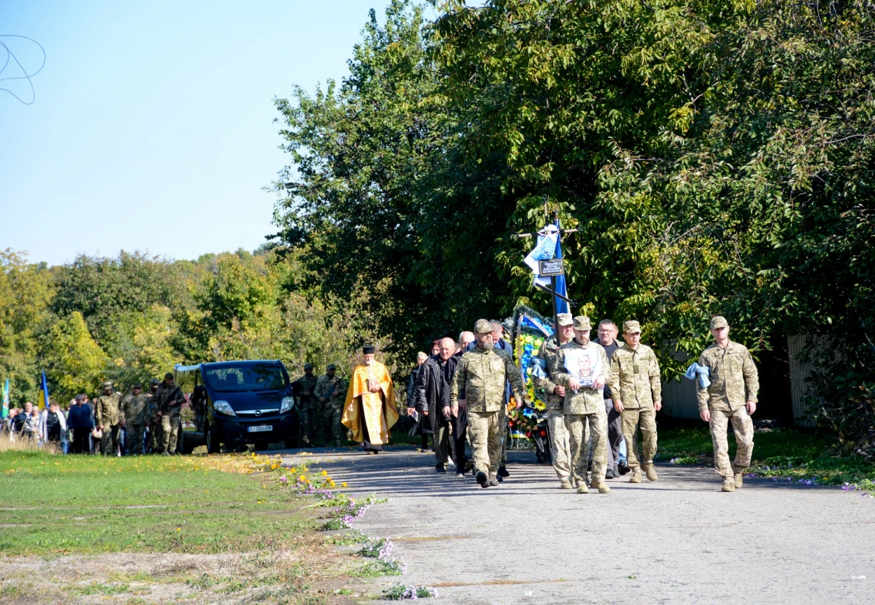 В Гороховому провели в останню путь воїна Віктора Дремлюгу - 16