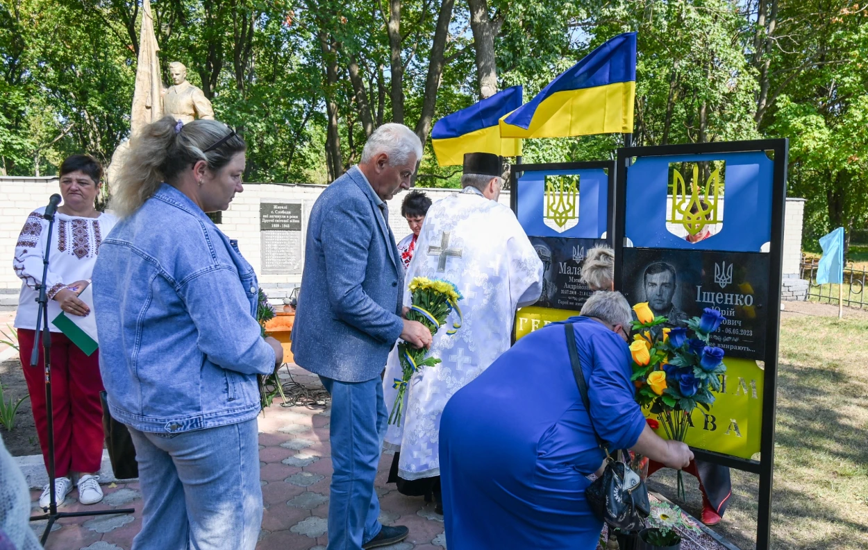 У Слободі відкрили Алею Слави Героїв: громада увічнила пам’ять чотирьох воїнів-земляків