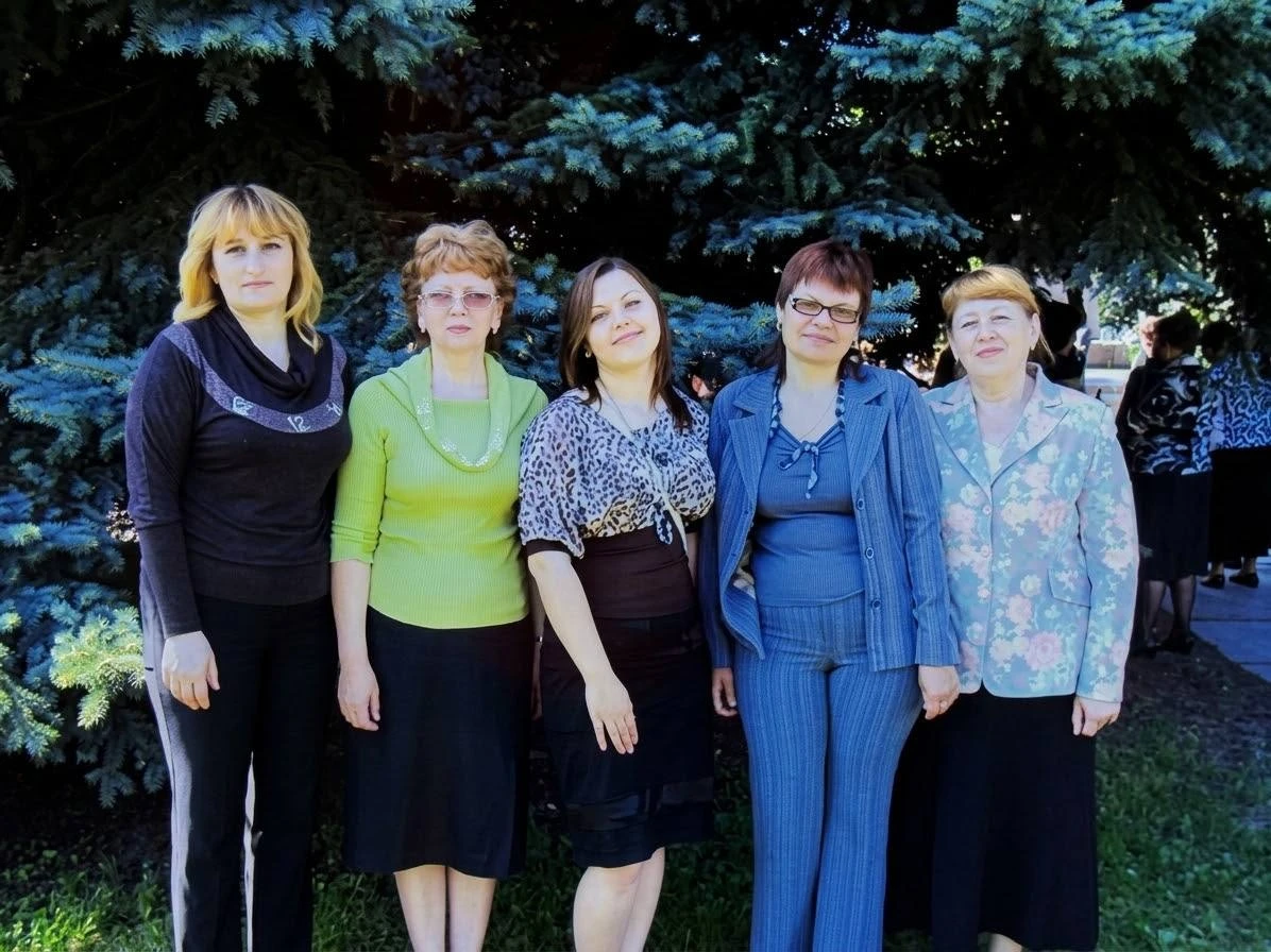 Лілія Литвин із колегами з Кадомської школи (нині - гімназія)