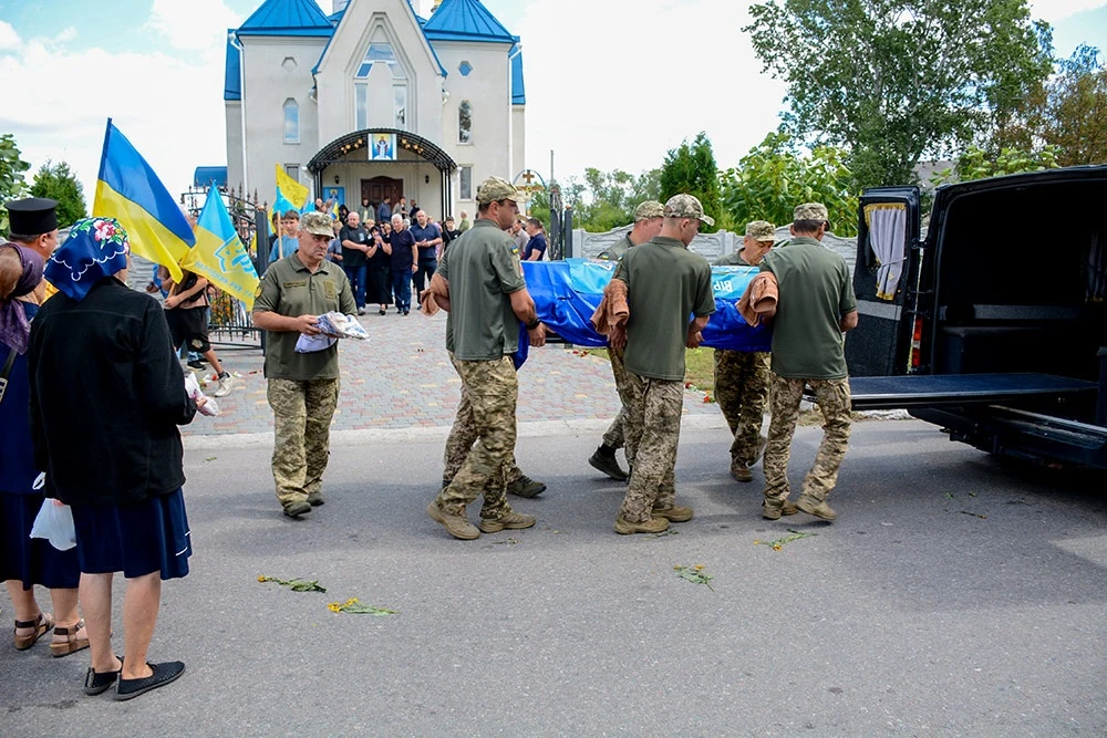 Вірний завжди - у Ставах провели в останню дорогу морського піхотинця Сергія Глобенка