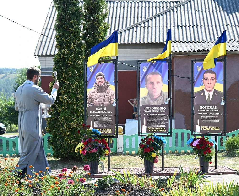 У Демівщині вшанували Героїв-земляків: відкрили Алею Слави та меморіальну дошку
