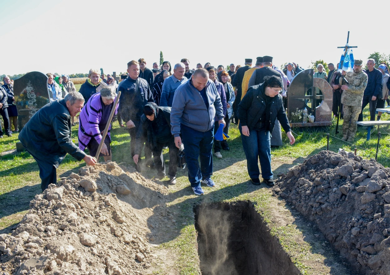 В Гороховому провели в останню путь воїна Віктора Дремлюгу - 34