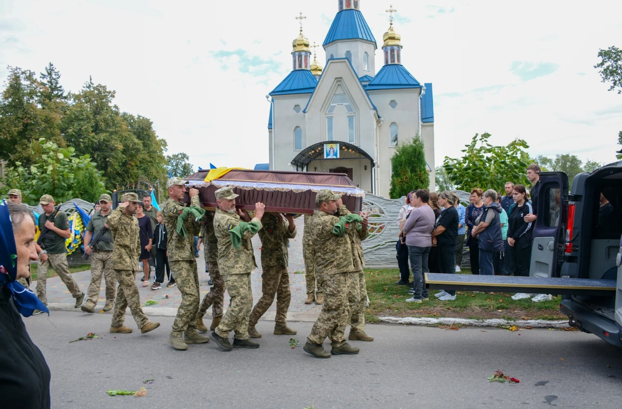 Боронив Україну в лавах Чорних Запорожців - у Ставах провели в останню путь воїна Владислава Третяка