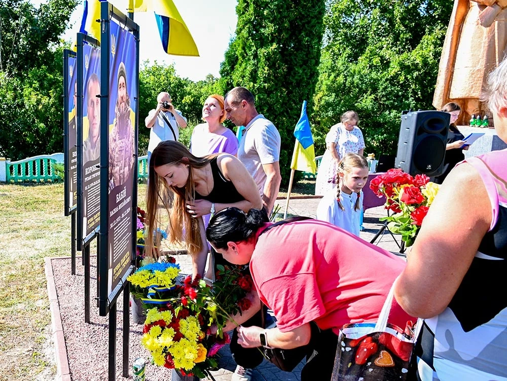 У Демівщині вшанували Героїв-земляків: відкрили Алею Слави та меморіальну дошку