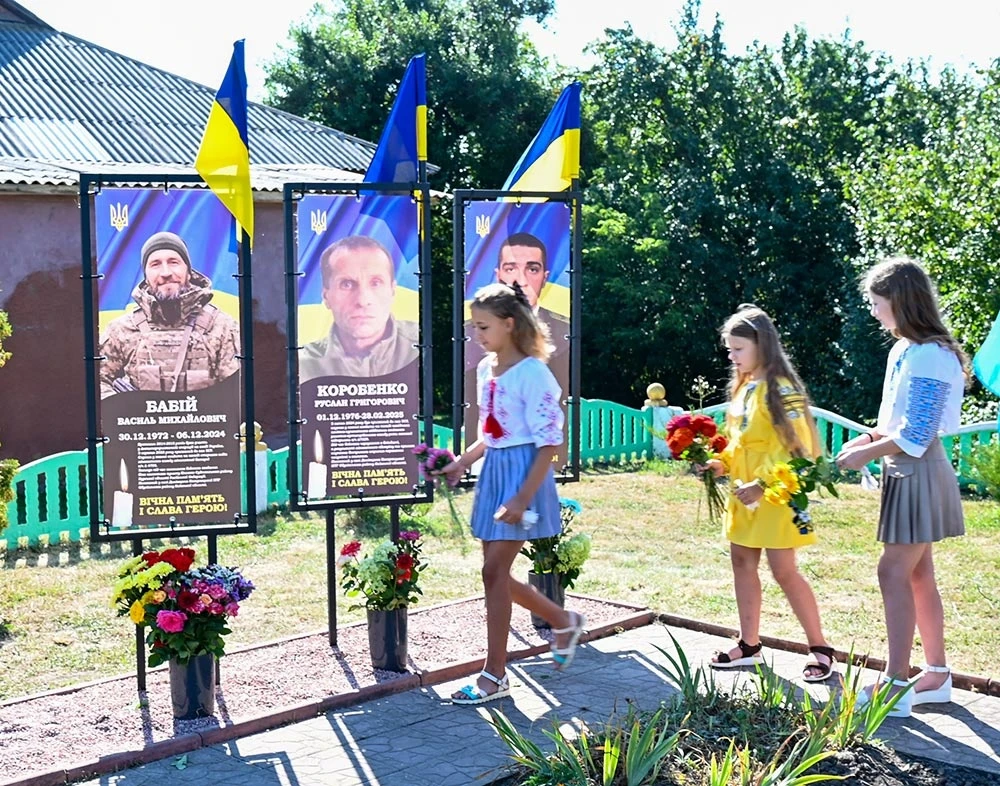 У Демівщині вшанували Героїв-земляків: відкрили Алею Слави та меморіальну дошку
