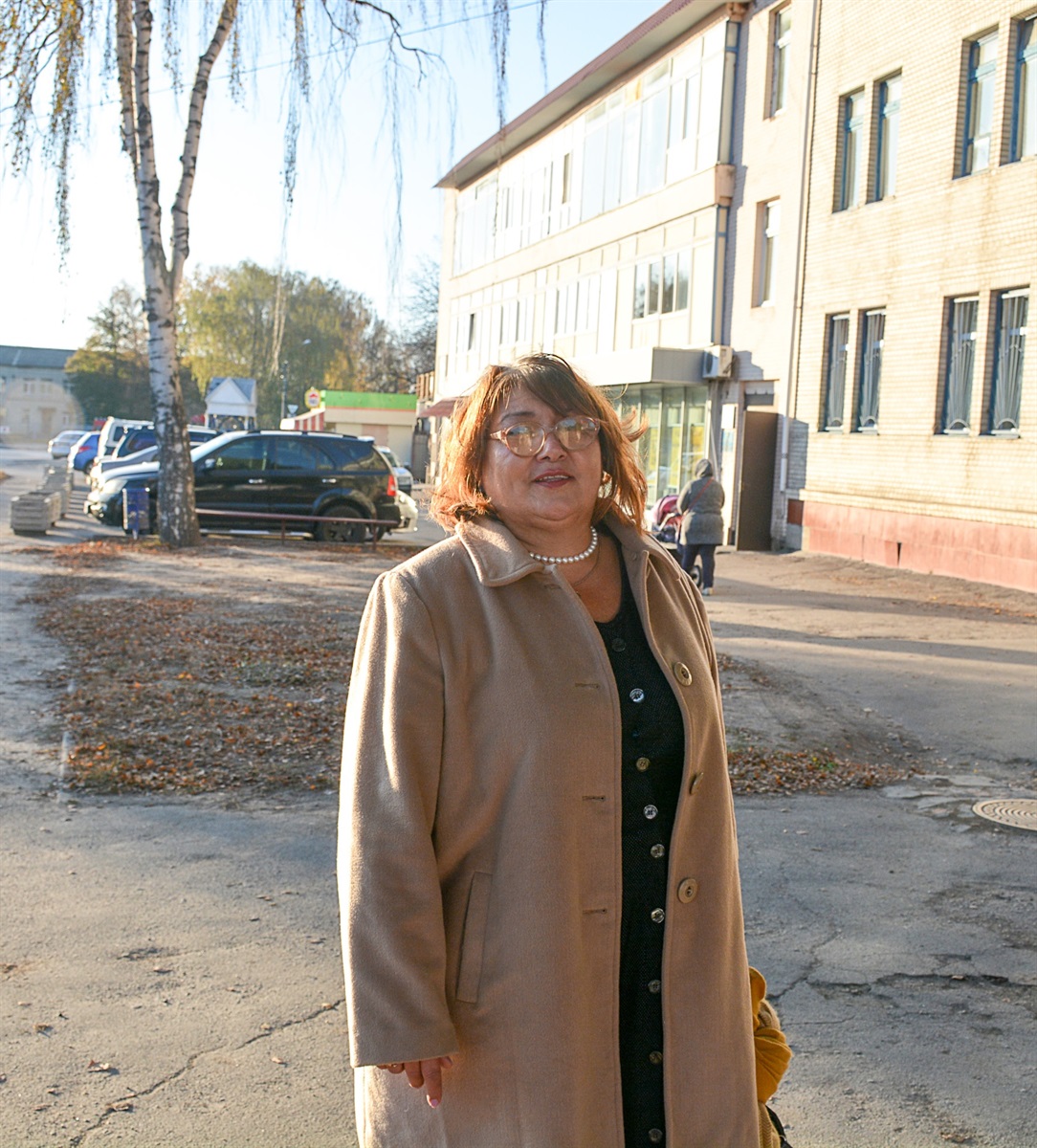 Севара Ахмаджонова біля свого першого місця роботи в Кагарлику