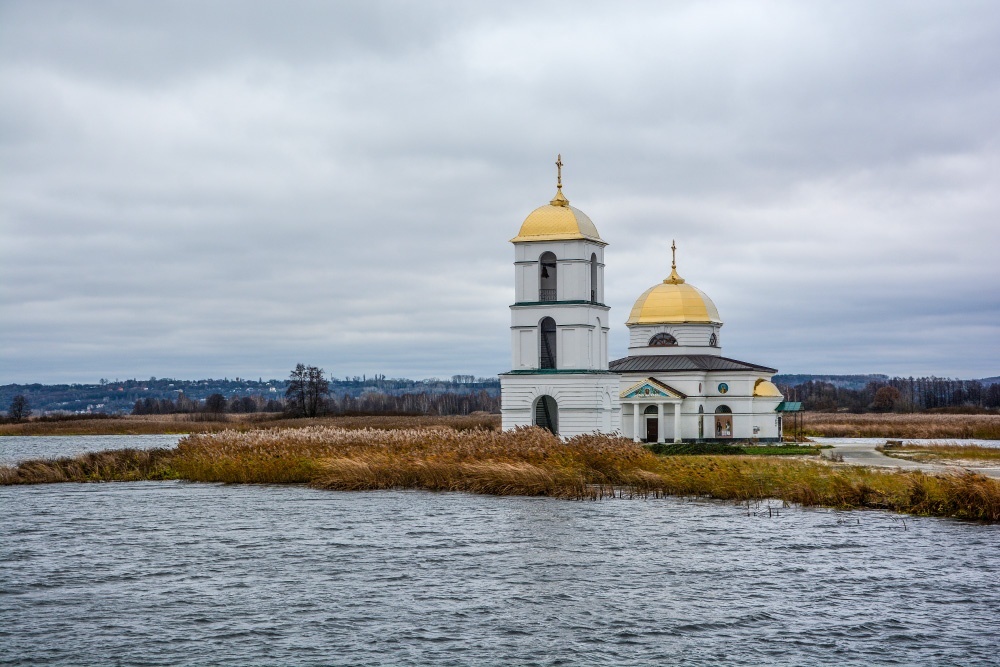 Спасо-Преображенська (колишня Покровська) церква виринає з води