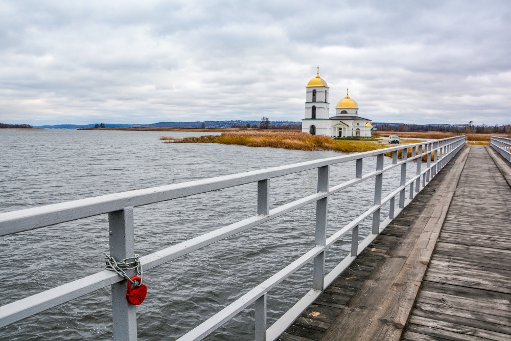 Місток до Спасо-Преображенської церкви і "замок кохання" на ньому