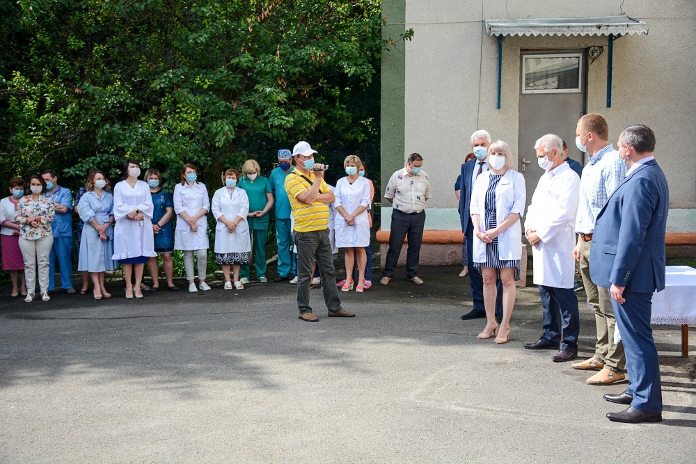 Колег зі святом вітає Людмила Дзененко, лікар-інфекціоніст