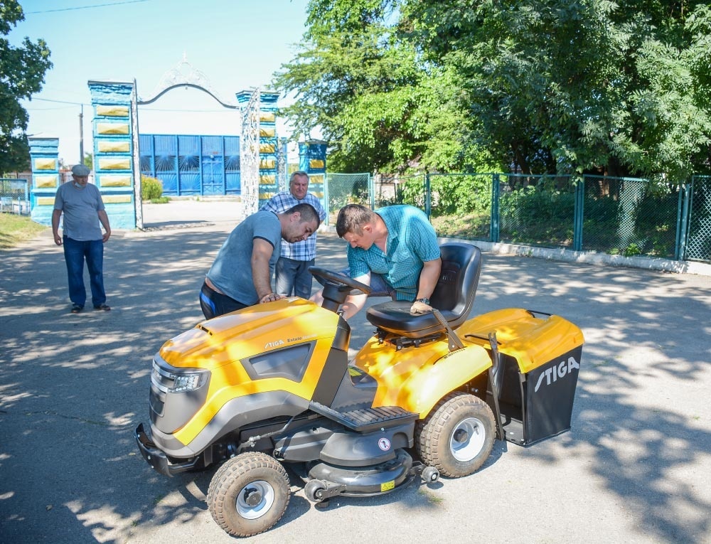 Налаштування трактора біля стадіону в Кагарлику