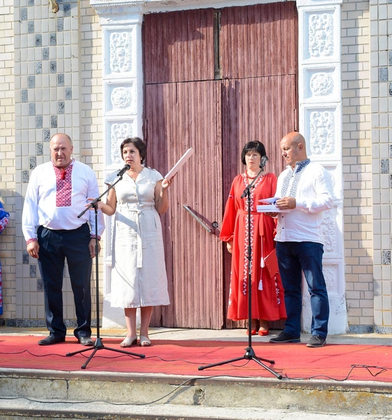 Тетяна Семенова вручає Подяку Київської облради Олександру Драгану. Відкриття памя'тного знаку "Розстріляна Гідність" в Буртах