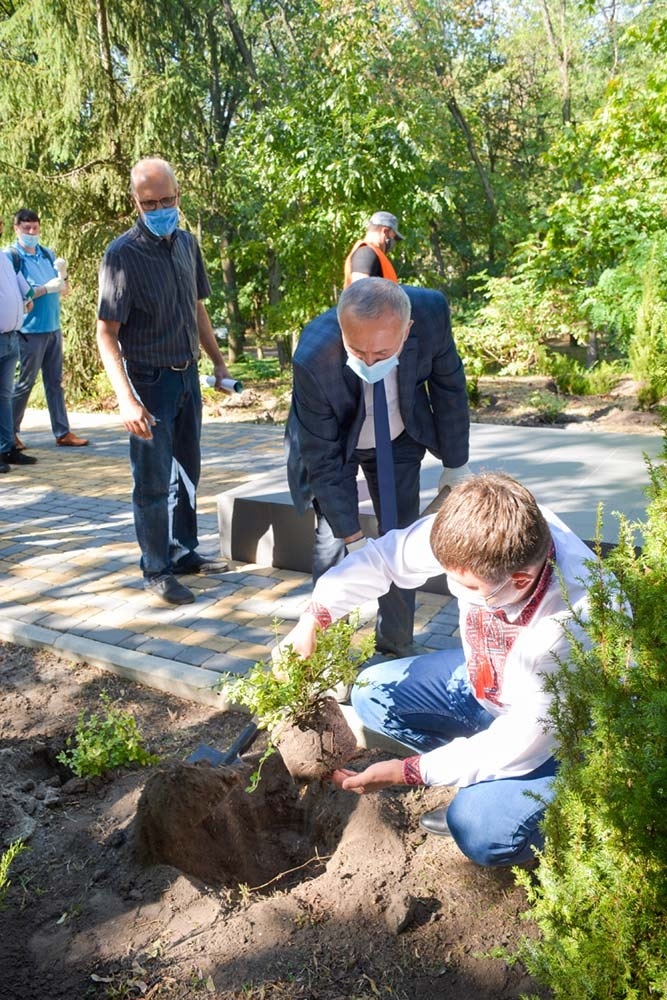 В Кагарлицькому парку садять дерева і кущі