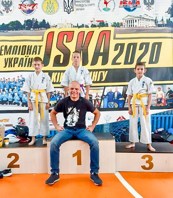  Ілля Яременко, Максим Обидовський і Артем Обидовський та їхній тренер Олександр Гладких. Чернігів. Чемпіонаті України з кікбоксингу (Федерація ISKA) 
