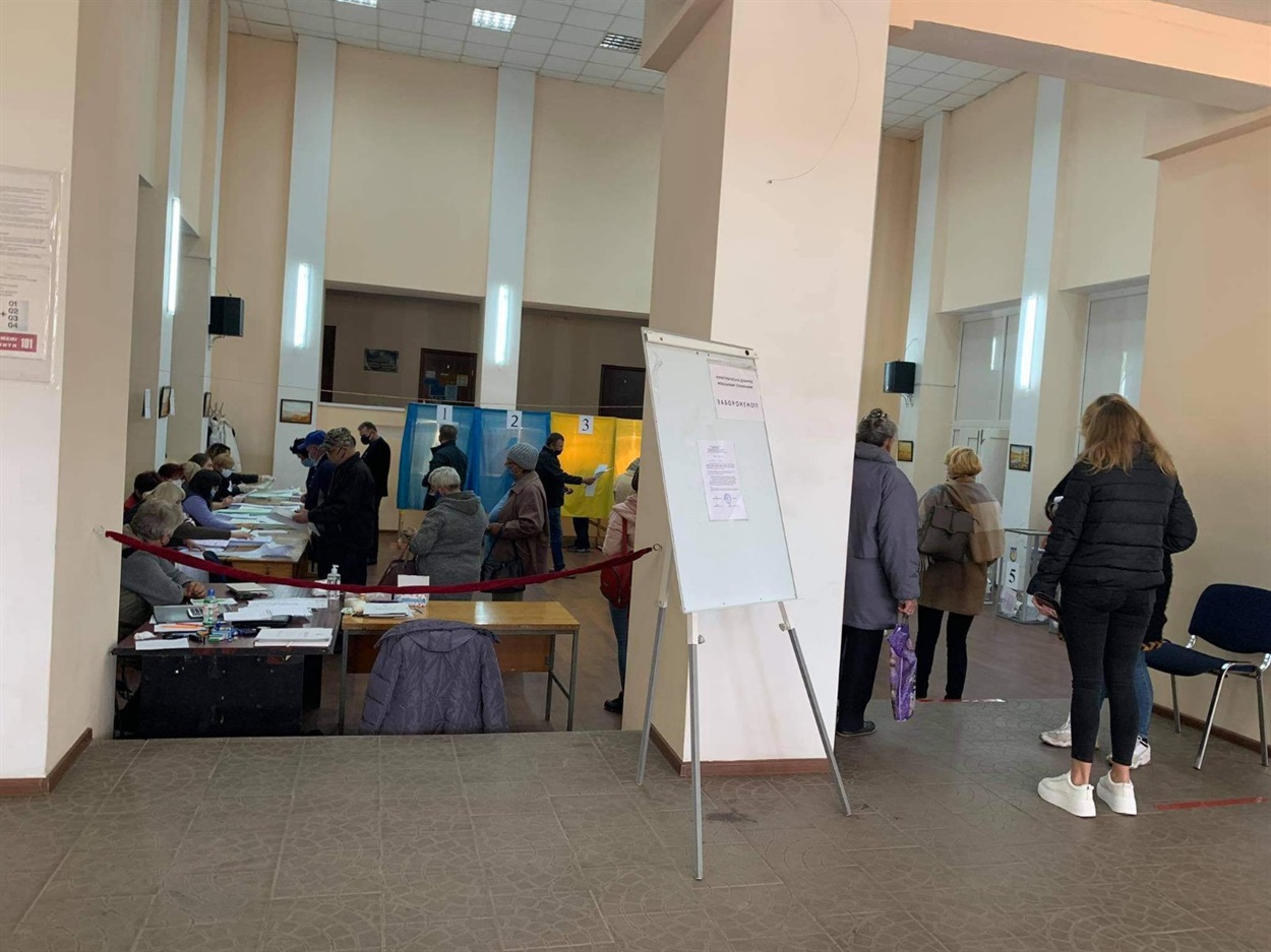 Місцеві вибори -- 2020 На виборчій дільниці у Ржищеві