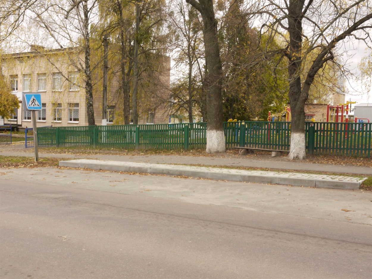 Зупинка для автотранспорту неподалік школи