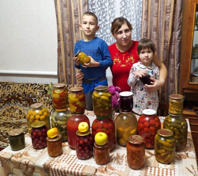 Тетяна Шевченко зі своїми маленькими помічниками Артемом та Софійкою із Мирівки