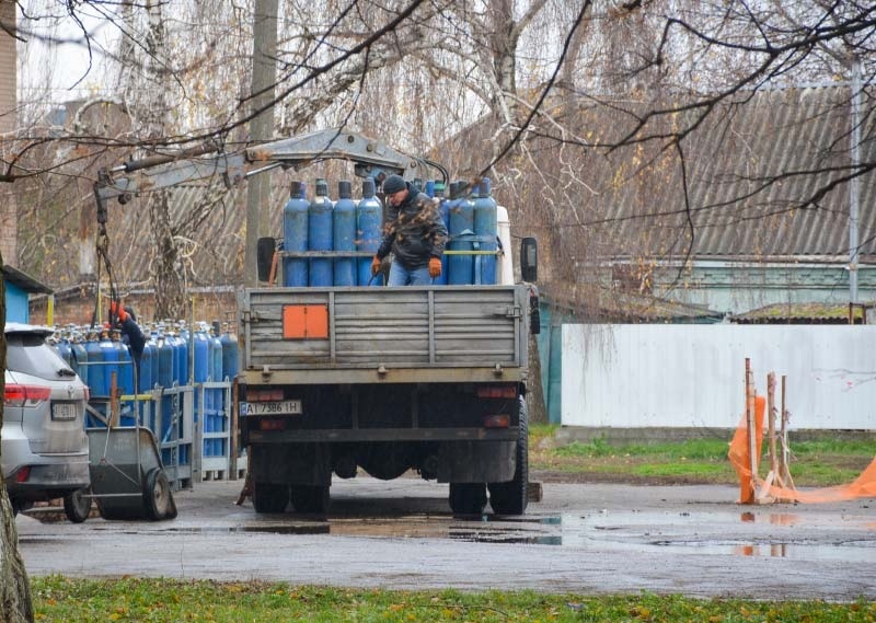 Кагарлицька центральна районна лікарня: розвантаження каст із кисневими балонами