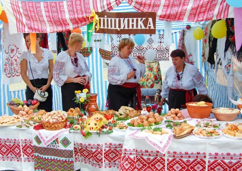 Ароматні смаколики від ліщинських господинь на одному із святкувань Дня Незалежності.