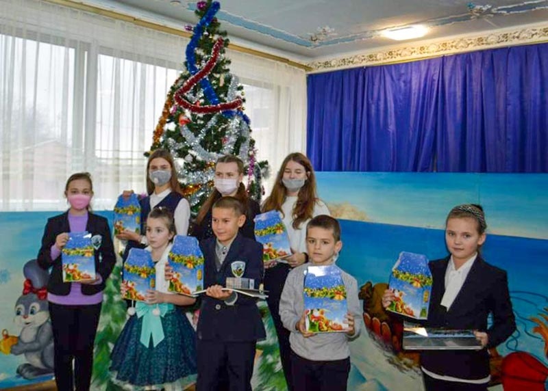 Кагарлик: учасники конкурсу на кращу Новорічну іграшку із ліцею