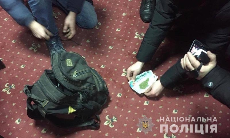 У відвідувачів підпільного грального закладу в Кагарлику виявили наркотики
