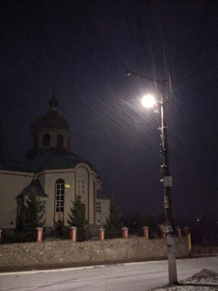 Зимові Бурти - вечір біля церкви