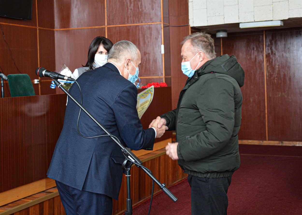 Олександр Панюта вручає нагороди воїнам-інтернаціоналістам