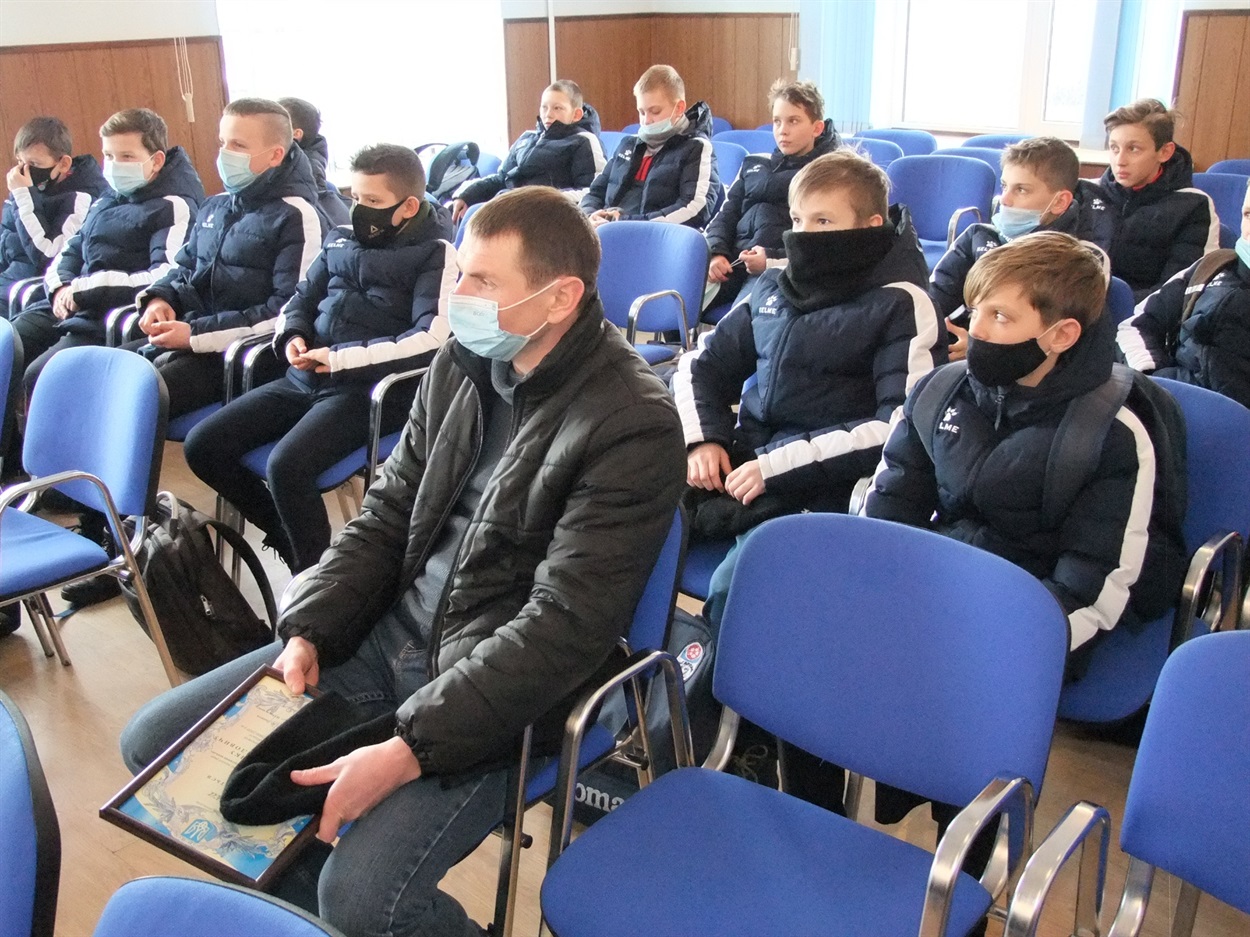 юні чемпіони з Кагарлика разом із своїм тренером Романом Свиридченком
