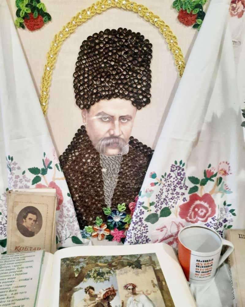 Чашка в експозиції музею села Великі Пріцьки
