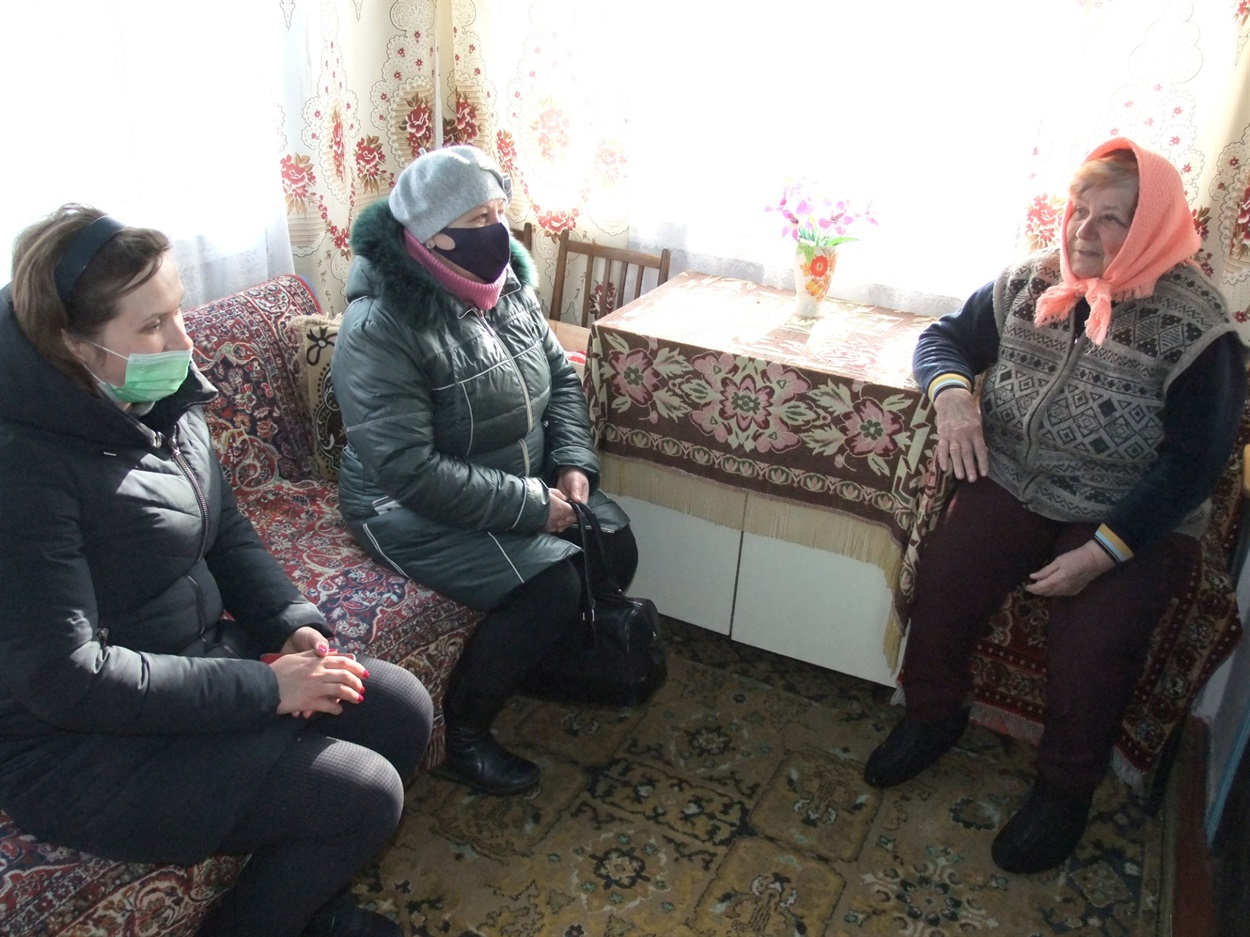 Зав. відділенням соціальної допомоги вдома територіального центру Людмила Поліщук та соцробітник Людмила Вашека відвідують жительку Переселення Ганну Олексіївну Бут