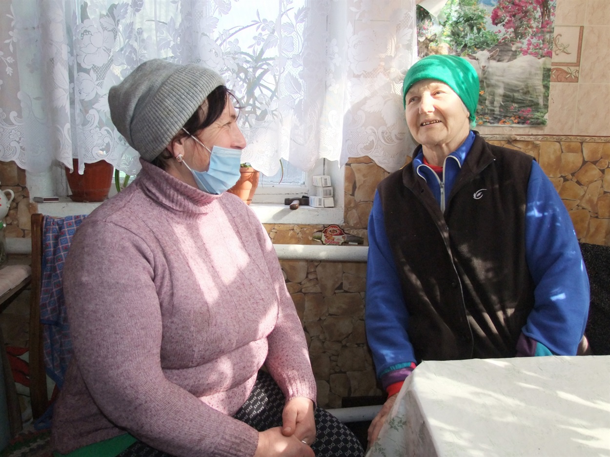 Соцробітник терцентру Оксана Панаріна спілкується з Софією Йосипівною Курбет