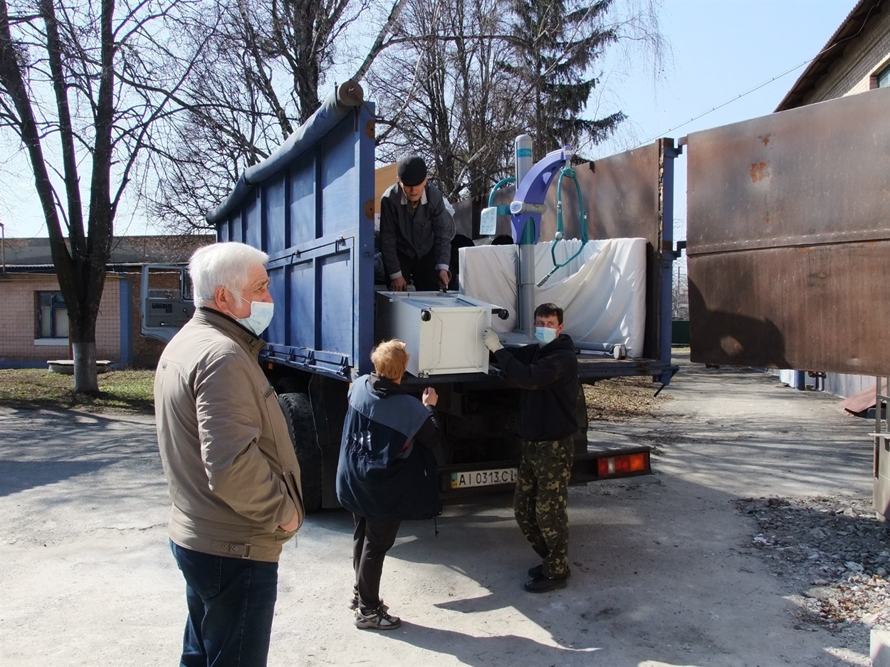 Розвантаження гуманітарної допомоги для Кагарлицької лікарні з Німеччини