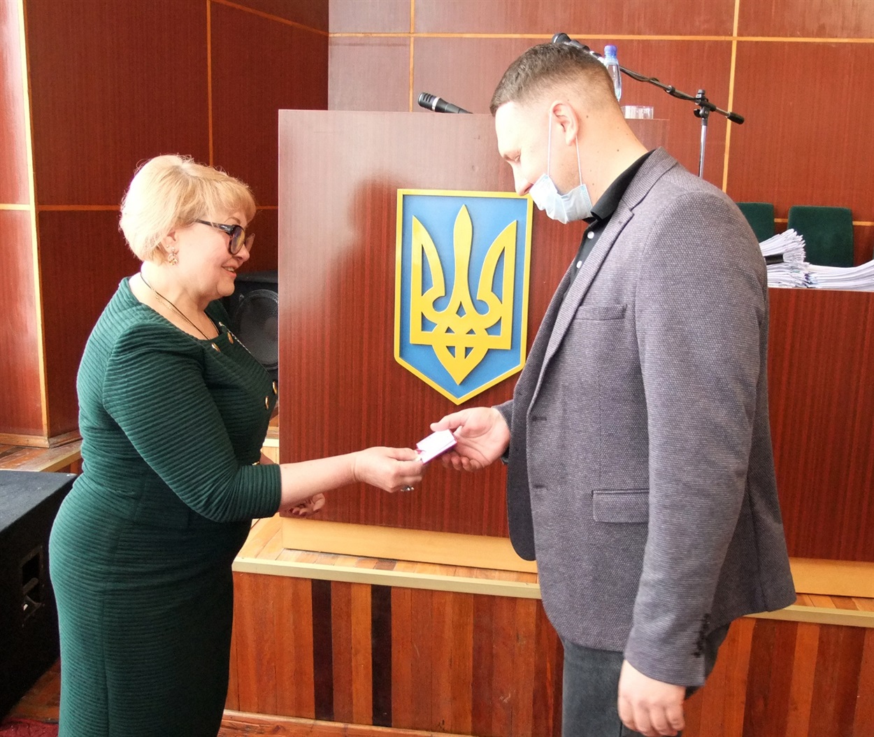 Марія Ковалець вручає депутатське посвідчення Денису Д'ячкову