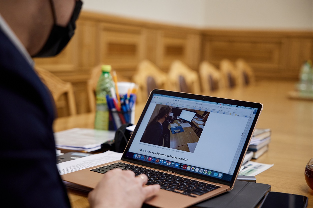 Михайло Федоров переглядає один із матеріалів про онлайн-сервіси