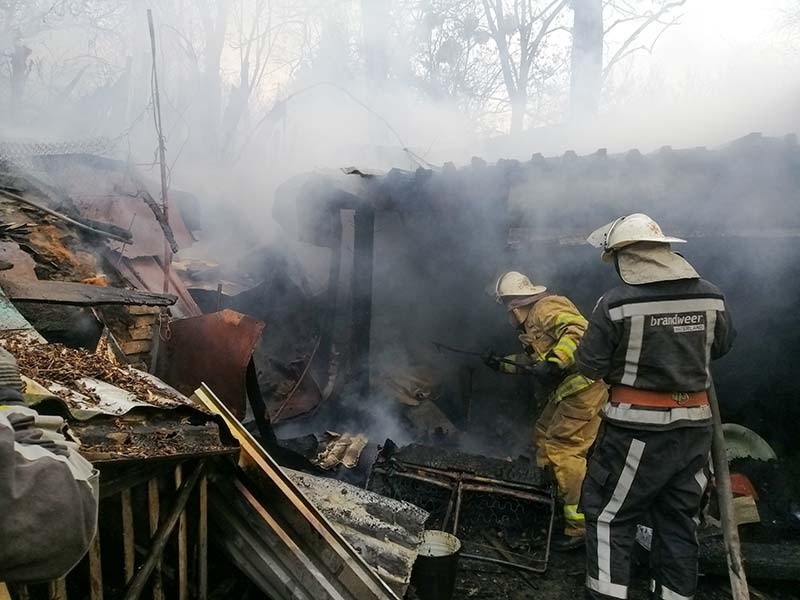 Ржищівські рятувальники гасять пожежу в Балико-Щучинці