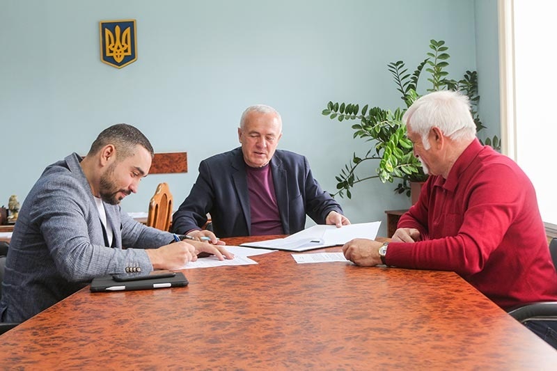 Меморандум підписує директор ПрАТ «Агрофорт» Андрій Воробчак
