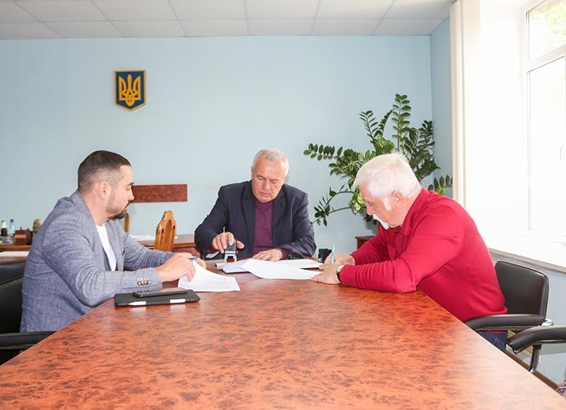 Меморандум підписує провідний менеджер із соціальних проєктів Благодійного фонду «МХП - Громаді» Зіновій Лялюк