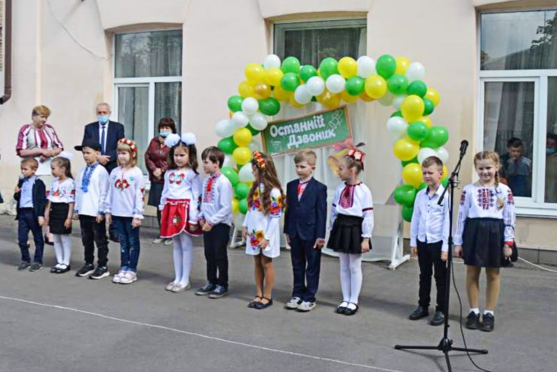 Останній дзвоник у Кагарлицькій міській школі №1: першокласники