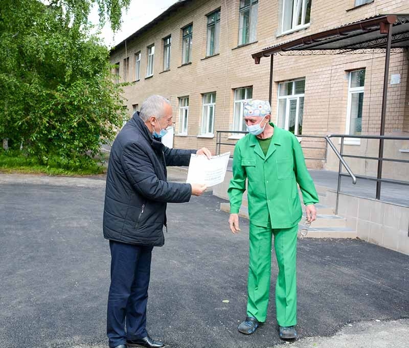 Врученян сертифіката для хірургії Кагарлицької лікарті